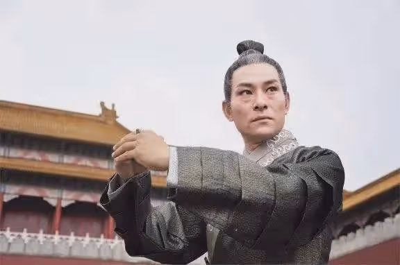 他當了8年劉德華替身，如今翻身成為影帝，還娶了劉德華前女友