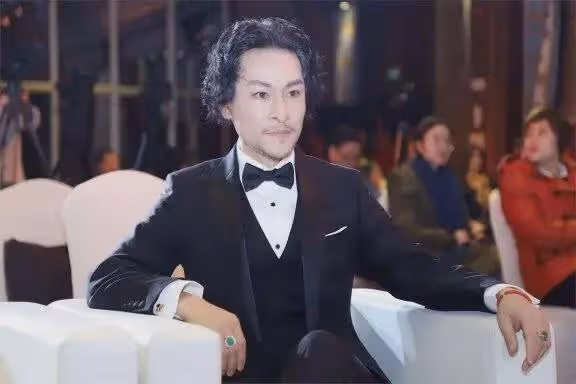 他當了8年劉德華替身，如今翻身成為影帝，還娶了劉德華前女友
