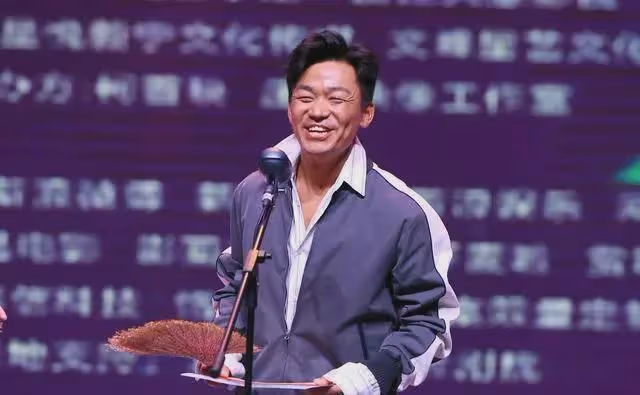 這一次，「消失」的賈玲，已經在另一條大路上越走越遠