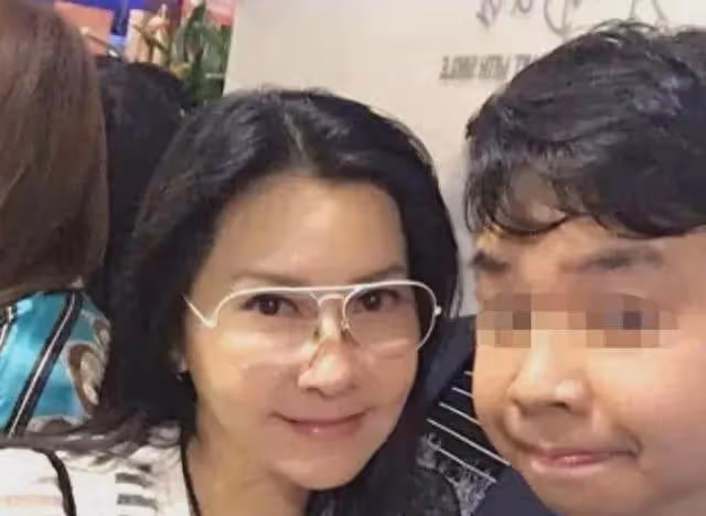 原來她早已去世!隱瞞癌症病情2年,55歲去世前每天吐大半杯血