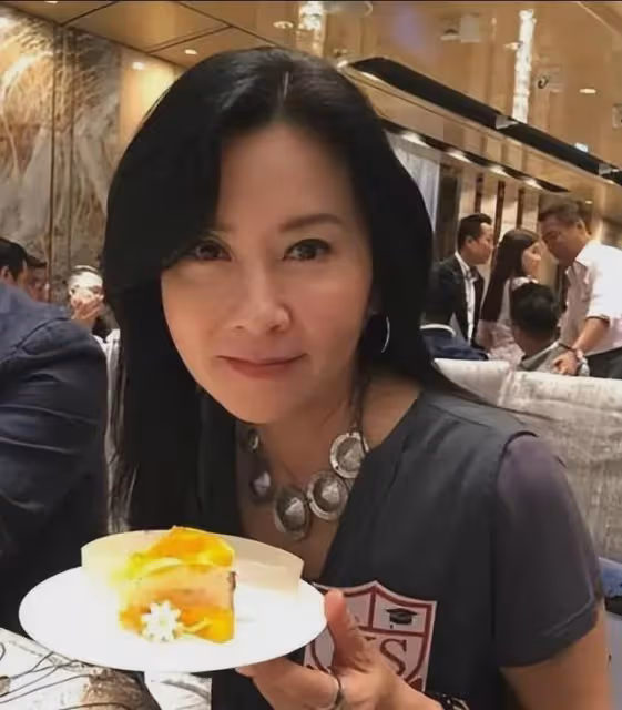 原來她早已去世！隱瞞癌症病情2年，55歲去世前每天吐大半杯血