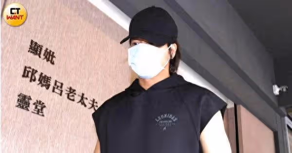 「言承旭現身靈堂」安慰邱璃寬!全身黑停留15分 Energy牛奶悼念