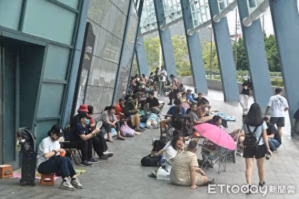 張學友康復抵台今晚開唱! 「小巨蛋外排滿人」搶票畫面曝光
