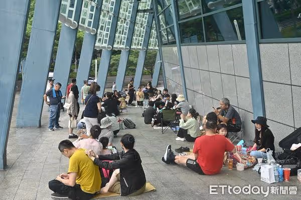 張學友康復抵台今晚開唱! 「小巨蛋外排滿人」搶票畫面曝光
