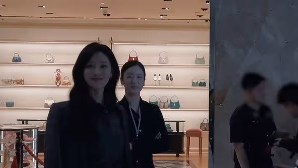 貼心100分!發現有人在拍Apink普美 金智媛、金秀賢為了她閃鏡頭