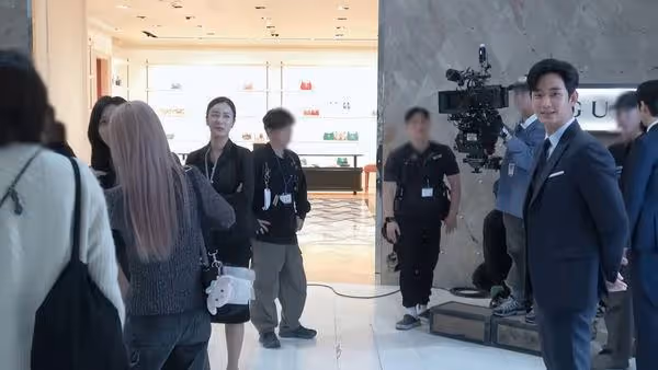 貼心100分!發現有人在拍Apink普美 金智媛、金秀賢為了她閃鏡頭
