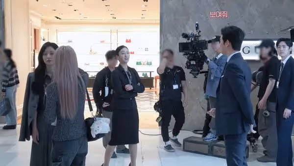 貼心100分!發現有人在拍Apink普美 金智媛、金秀賢為了她閃鏡頭