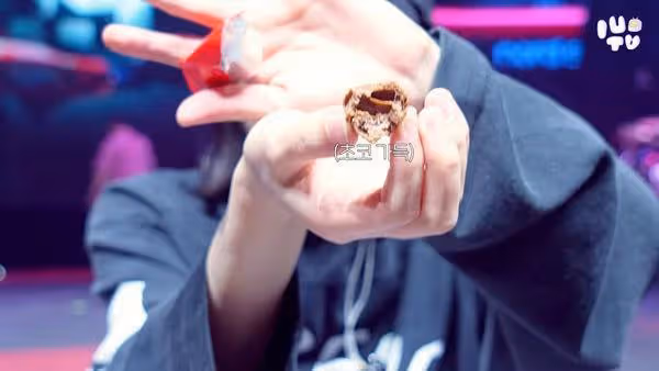 IU台灣一次嗑掉2包小泡芙！　「親自爬小巨蛋3F頂端」寵粉舉動曝光