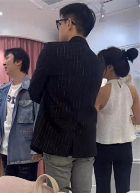 王思聰和黃一鳴舊照曝光,女方小腹隆起,兩人手牽手買母嬰用品