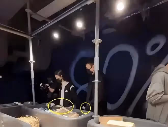 王思聰和黃一鳴舊照曝光,女方小腹隆起,兩人手牽手買母嬰用品