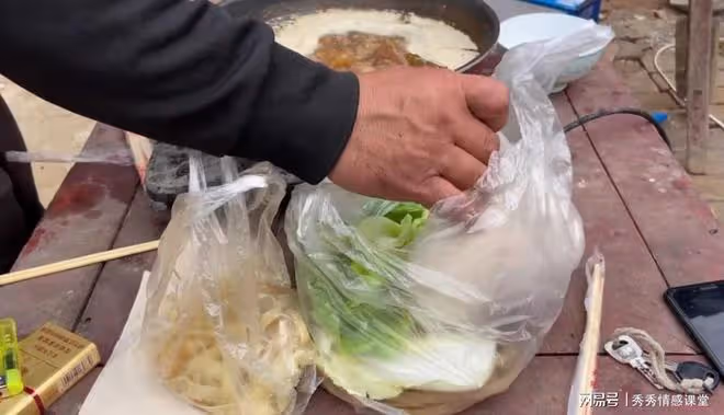 她退休金4000,幫女兒帶孩子,晚上還要做飯,卻被女婿倒進垃圾桶