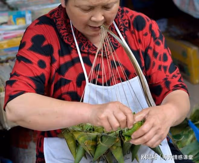 婆婆說端午包粽子,老公拖到11點才回,看到等吃的10口人,我火了