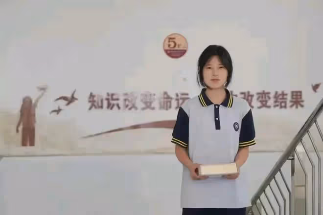 姜萍數學老師一夜成名,多所大學發出邀約瘋搶,師生相互成就