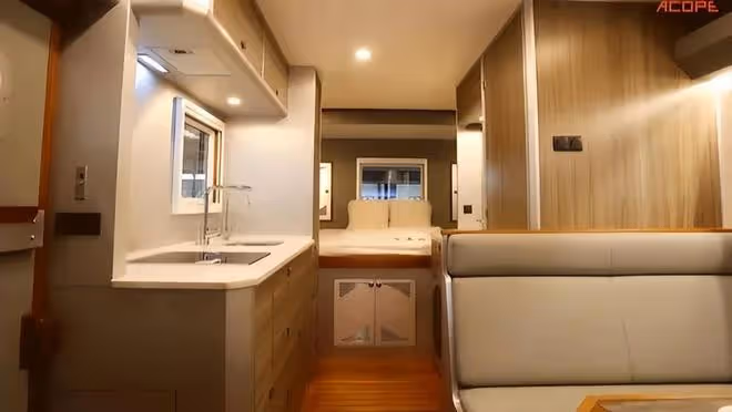 撒貝寧開388萬豪華房車引爭議,這樣的爭議寒了多少打工人的心?