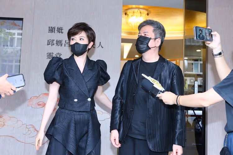 寬姐母喪｜黃國倫、寇乃馨爆寬姐終於笑了　「她是俠女，從不居功」
