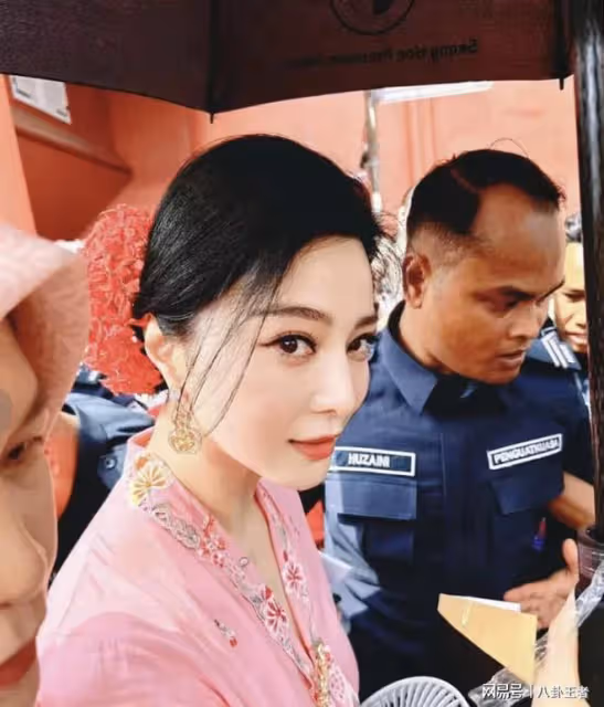 國外偶遇43歲范冰冰!在人群中「美得有壁」,但現狀看著有點心酸