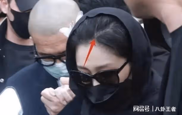 活該!大S把頭包起來,因為白髮太多,可想而知這些日子有多辛苦