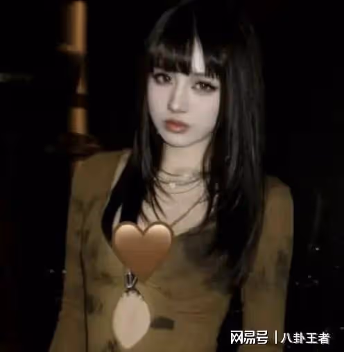 沒有章子怡真不行!汪峰18歲女兒身材惹眼太性感,像媽媽一樣迷人