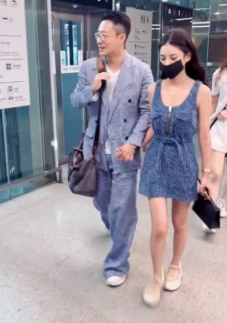 汪小菲馬筱梅機場牽手亮相,恩愛滿滿,展現幸福婚姻模樣