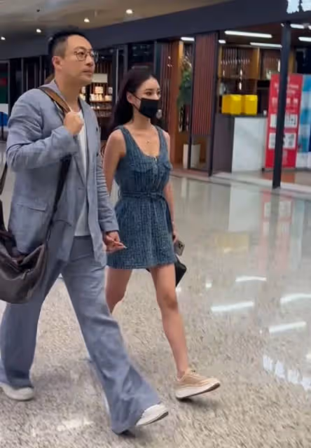 汪小菲馬筱梅機場牽手亮相,恩愛滿滿,展現幸福婚姻模樣