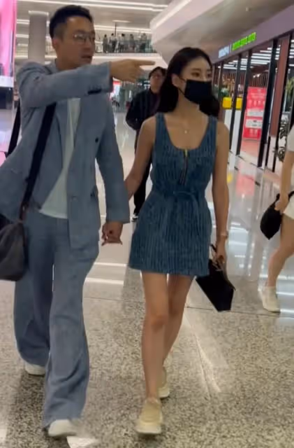 汪小菲馬筱梅機場牽手亮相,恩愛滿滿,展現幸福婚姻模樣