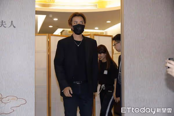 羅志祥飛回台北趕到邱母靈堂見寬姐！雙手合十：希望她好好休息