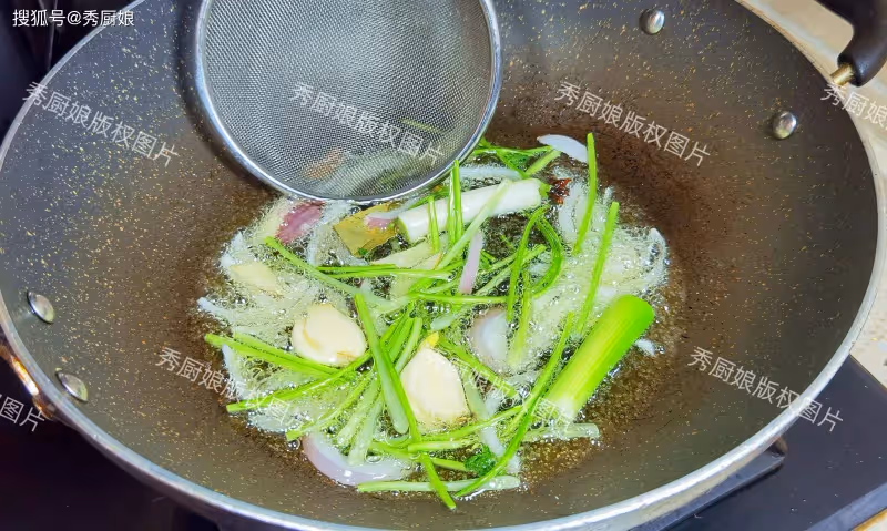 冬瓜、南瓜靠邊站,夏天多吃它,做成醬囤起來,拌面拌飯都很香!
