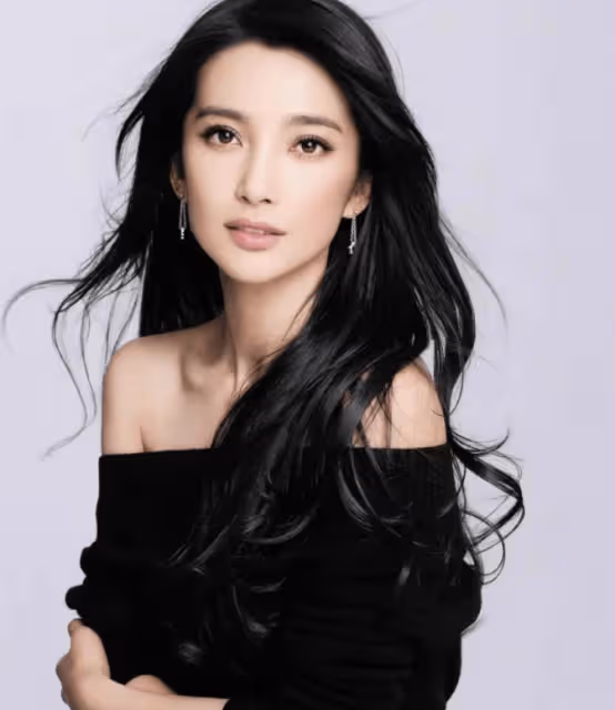 李冰冰帶父母游張家界,51歲仍未結婚生子,爸媽滿頭白髮老了好多!