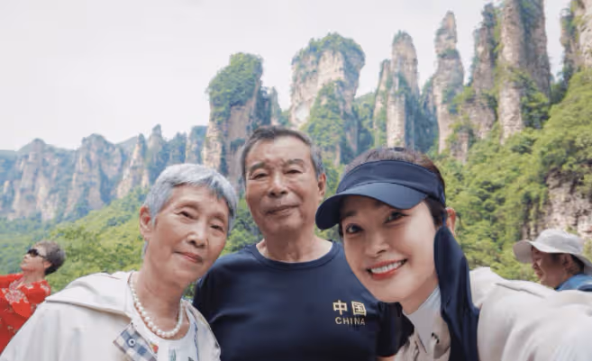 李冰冰帶父母游張家界,51歲仍未結婚生子,爸媽滿頭白髮老了好多!