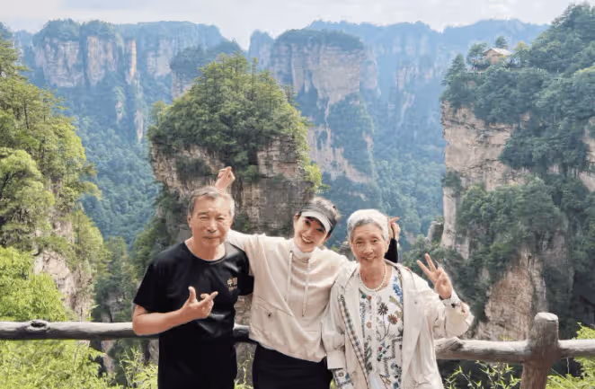 李冰冰帶父母游張家界,51歲仍未結婚生子,爸媽滿頭白髮老了好多!