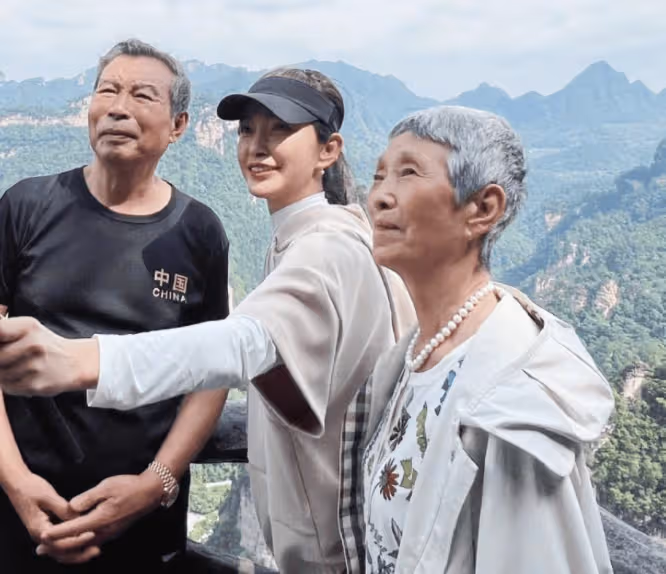 李冰冰帶父母游張家界,51歲仍未結婚生子,爸媽滿頭白髮老了好多!