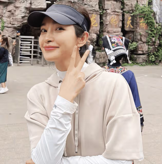 李冰冰帶父母游張家界,51歲仍未結婚生子,爸媽滿頭白髮老了好多!