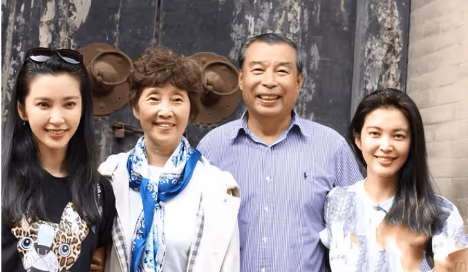 李冰冰帶父母游張家界,51歲仍未結婚生子,爸媽滿頭白髮老了好多!