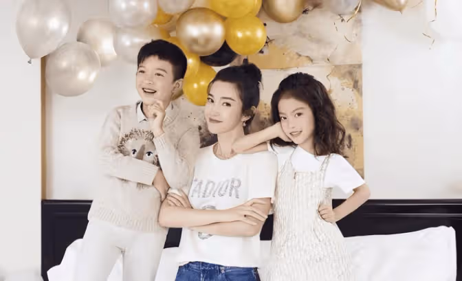 李冰冰帶父母游張家界,51歲仍未結婚生子,爸媽滿頭白髮老了好多!