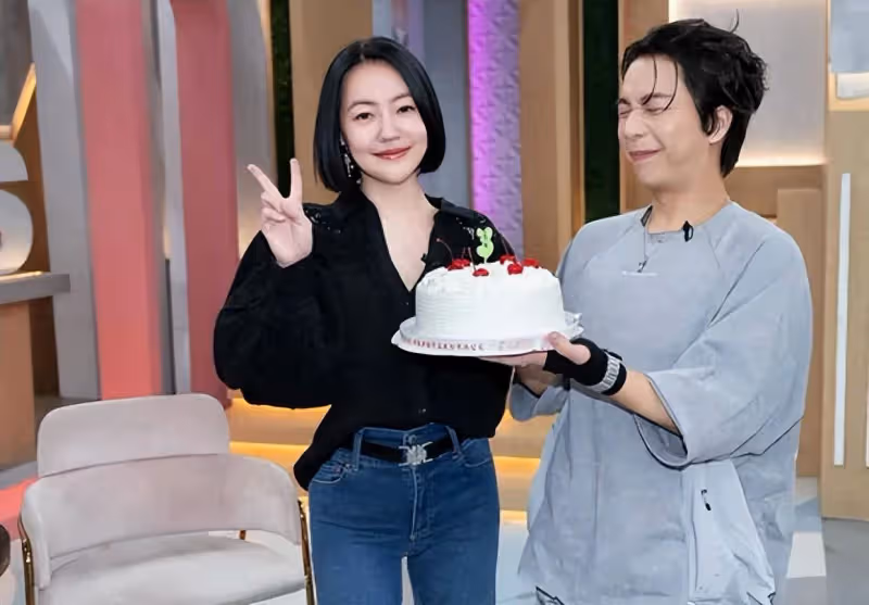 小S工作中慶祝45歲生日,與蛋糕比耶合影身材苗條