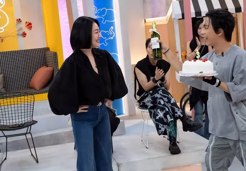 小S工作中慶祝45歲生日,與蛋糕比耶合影身材苗條