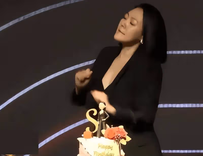 小S工作中慶祝45歲生日,與蛋糕比耶合影身材苗條