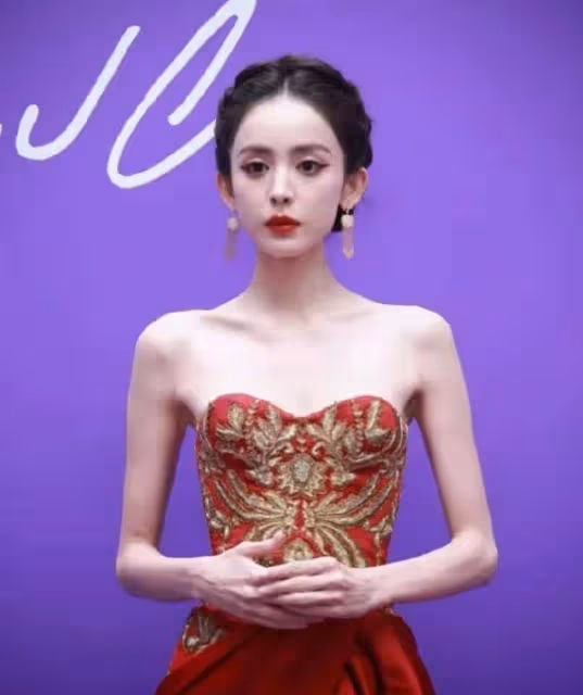 「大象腿」不是問題!劉亦菲泳衣下的真實身材,治癒了我的焦慮