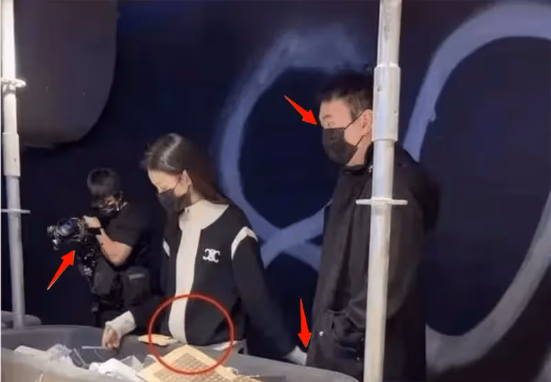 黃一鳴和王思聰牽手照曝光!女方挺孕肚挑選母嬰用品,思聰很謹慎