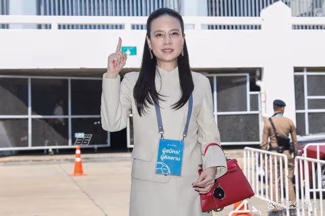 新加坡門將走紅,痛哭的泰國女足協主席也火了,戴名表開豪車背景顯赫