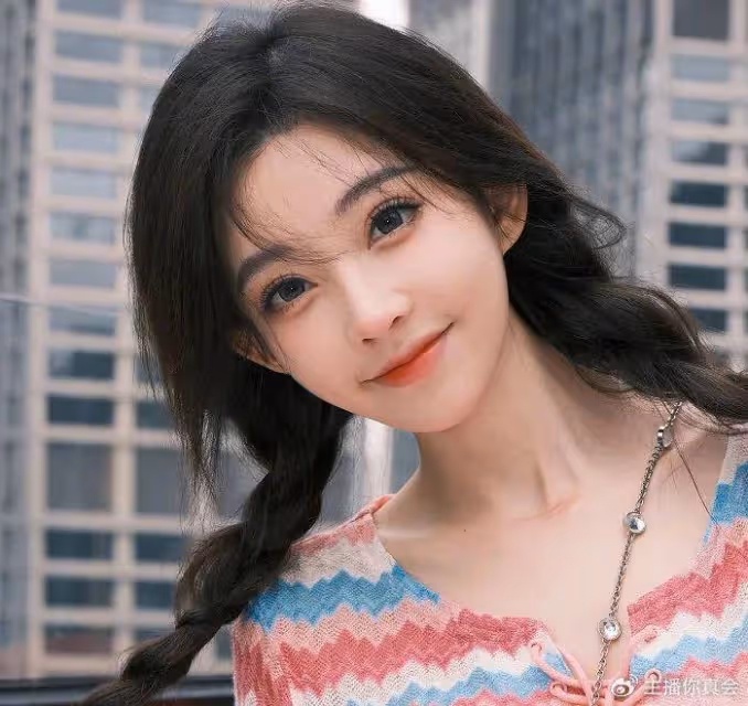 馮提莫健身直播走光當場被封禁!網友嘲諷:墊大欺客