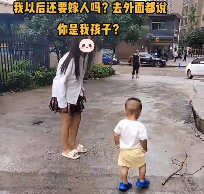 女子出門被小15歲弟弟黏著,崩潰大喊:你再跟著我就沒法嫁人了