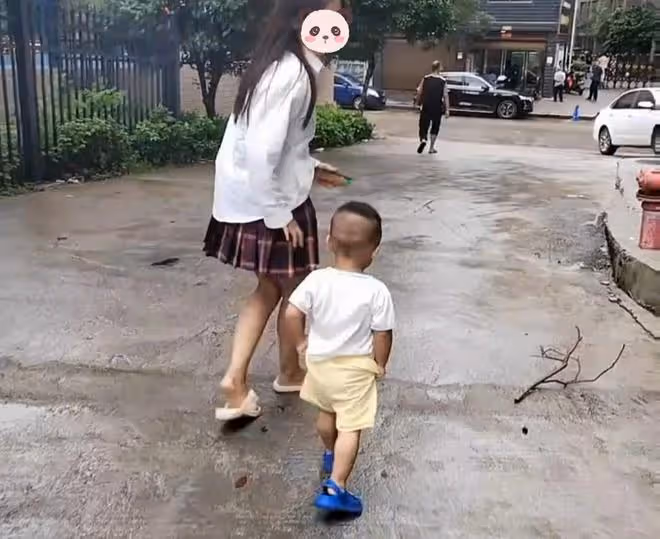 女子出門被小15歲弟弟黏著,崩潰大喊:你再跟著我就沒法嫁人了