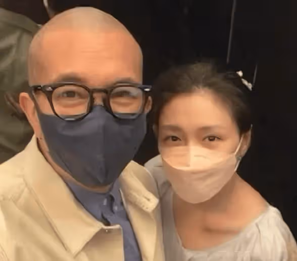 具俊曄菲律賓演出6個大燈24把椅子,現場慘澹,只有老婦人爭相跟她合影