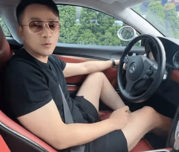 具俊曄菲律賓演出6個大燈24把椅子,現場慘澹,只有老婦人爭相跟她合影