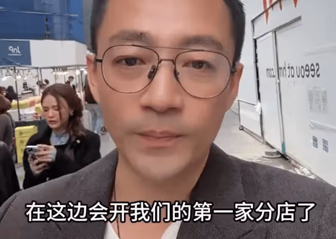 具俊曄菲律賓演出6個大燈24把椅子,現場慘澹,只有老婦人爭相跟她合影