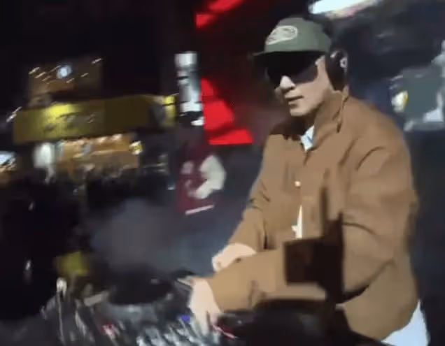 具俊曄菲律賓演出6個大燈24把椅子,現場慘澹,只有老婦人爭相跟她合影