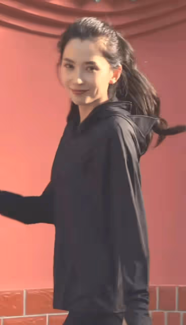森林北更新視頻，高馬尾顯年輕，又瘦又美終於像34歲了，與汪峰異地戀顯高調