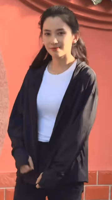 森林北更新視頻,高馬尾顯年輕,又瘦又美終於像34歲了,與汪峰異地戀顯高調