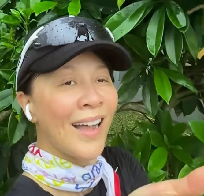 劉嘉玲戶外跑步遇大雨,全素顏出鏡無偶像包袱,網友直呼不敢認